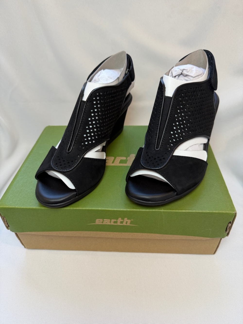 Earth Dalia Perforated Wedge Sandals NIB size Woman’s 7